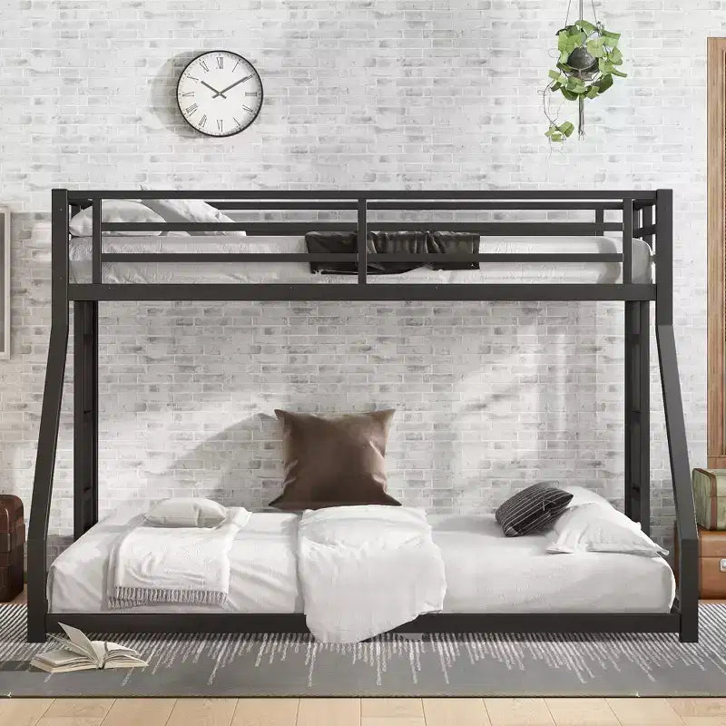 Letto a castello Twin XL su Queen con scaletta e ringhiera di sicurezza, resistente, nero