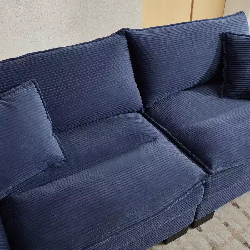 Divanetto letto in velluto a coste, profondo e imbottito, con cuscini