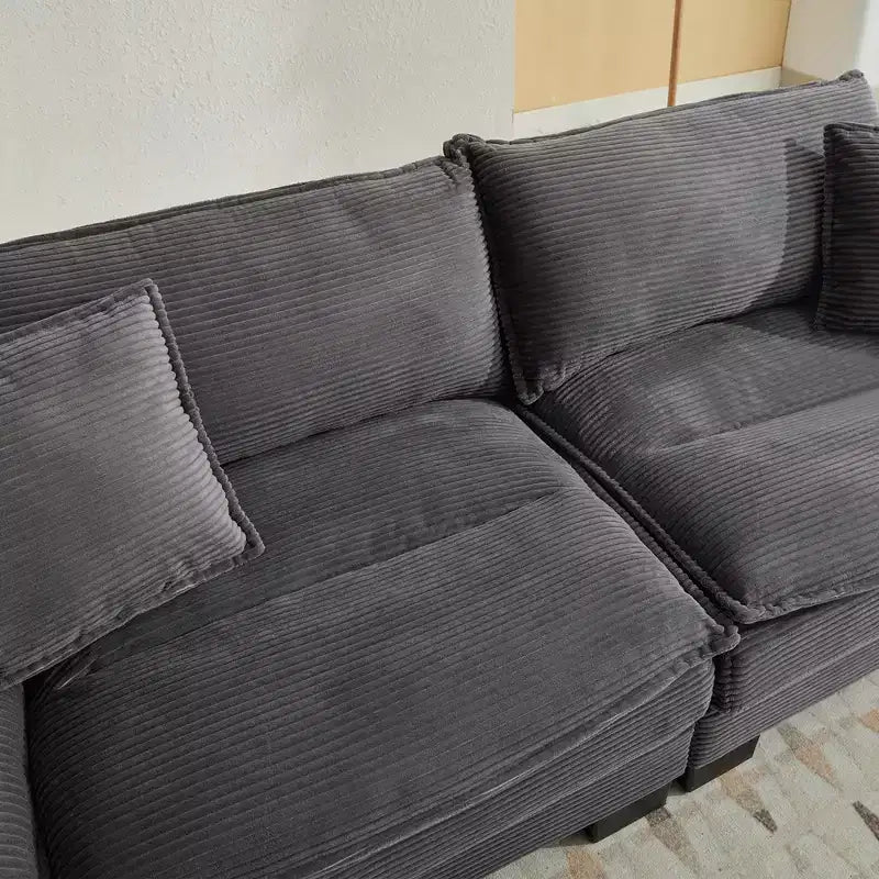 Divanetto letto in velluto a coste, profondo e imbottito, con cuscini