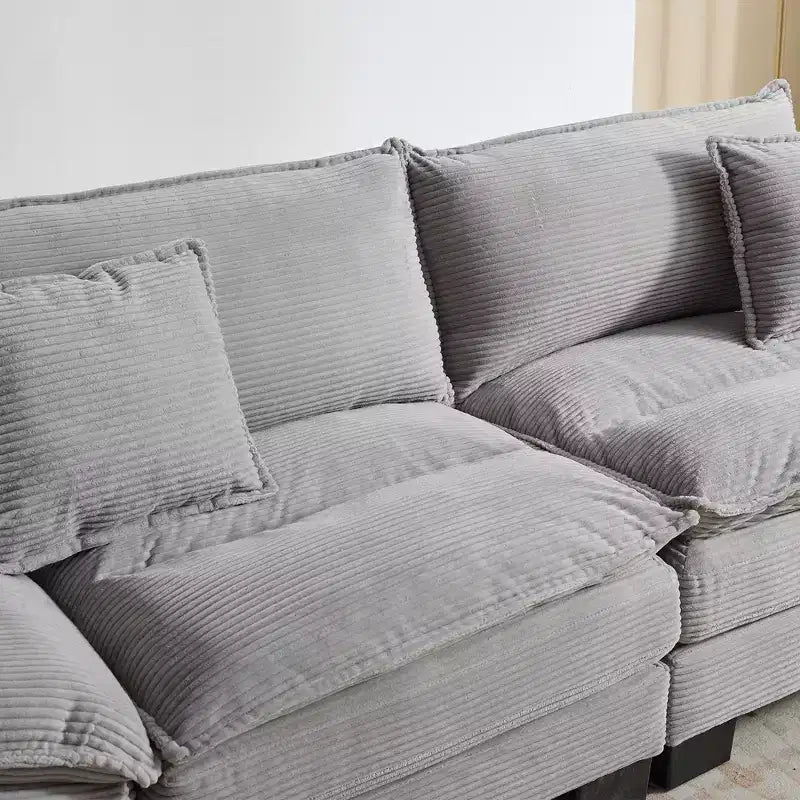 Divanetto letto in velluto a coste, profondo e imbottito, con cuscini