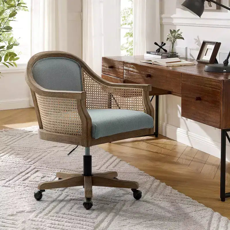 Sedia da lavoro girevole con braccioli in rattan e cuscino in misto lino naturale e schiuma