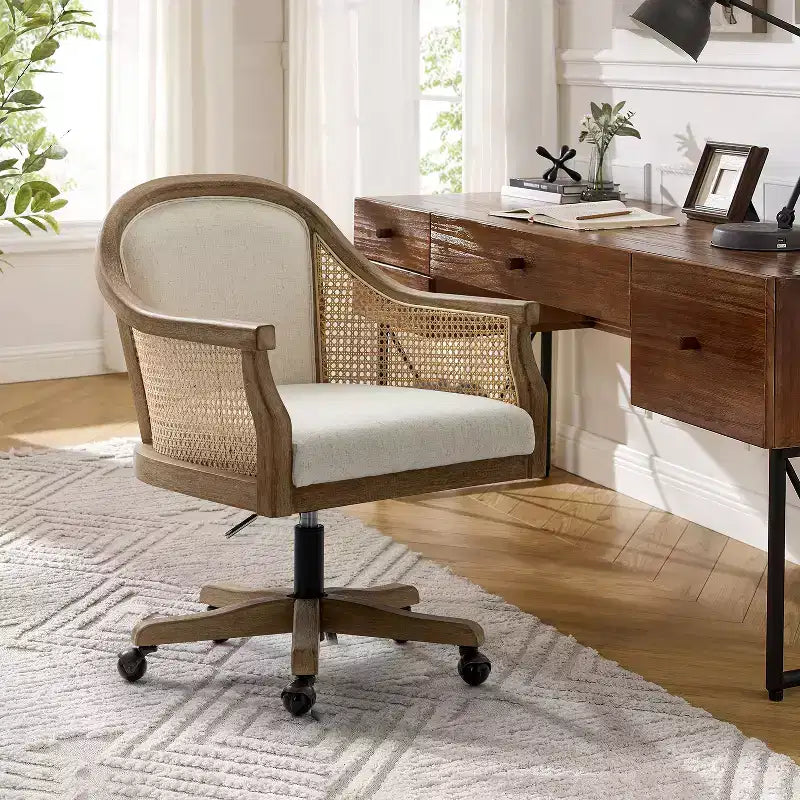 Sedia da lavoro girevole con braccioli in rattan e cuscino in misto lino naturale e schiuma