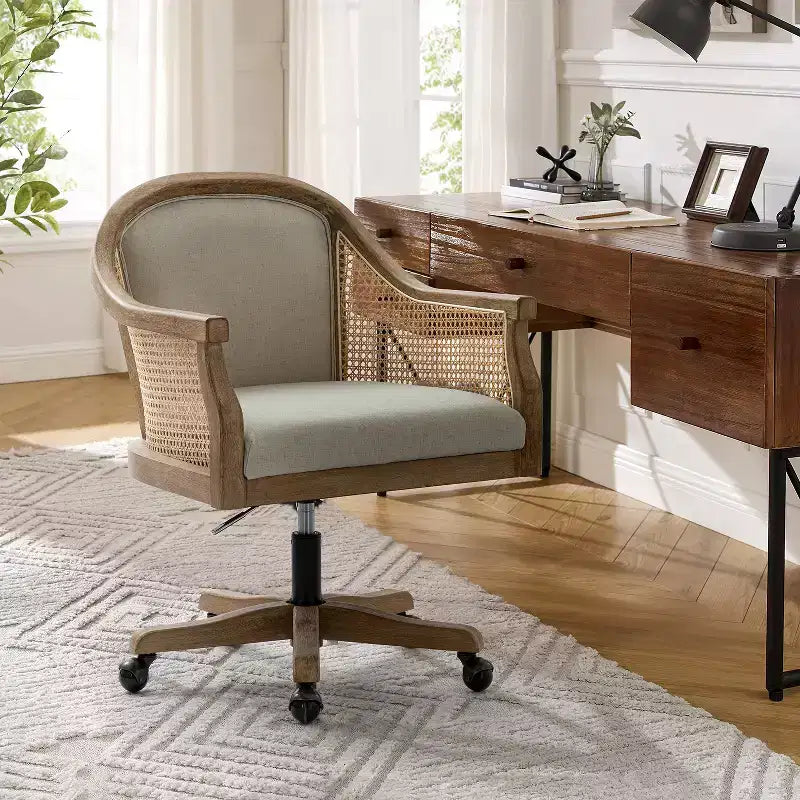 Sedia da lavoro girevole con braccioli in rattan e cuscino in misto lino naturale e schiuma